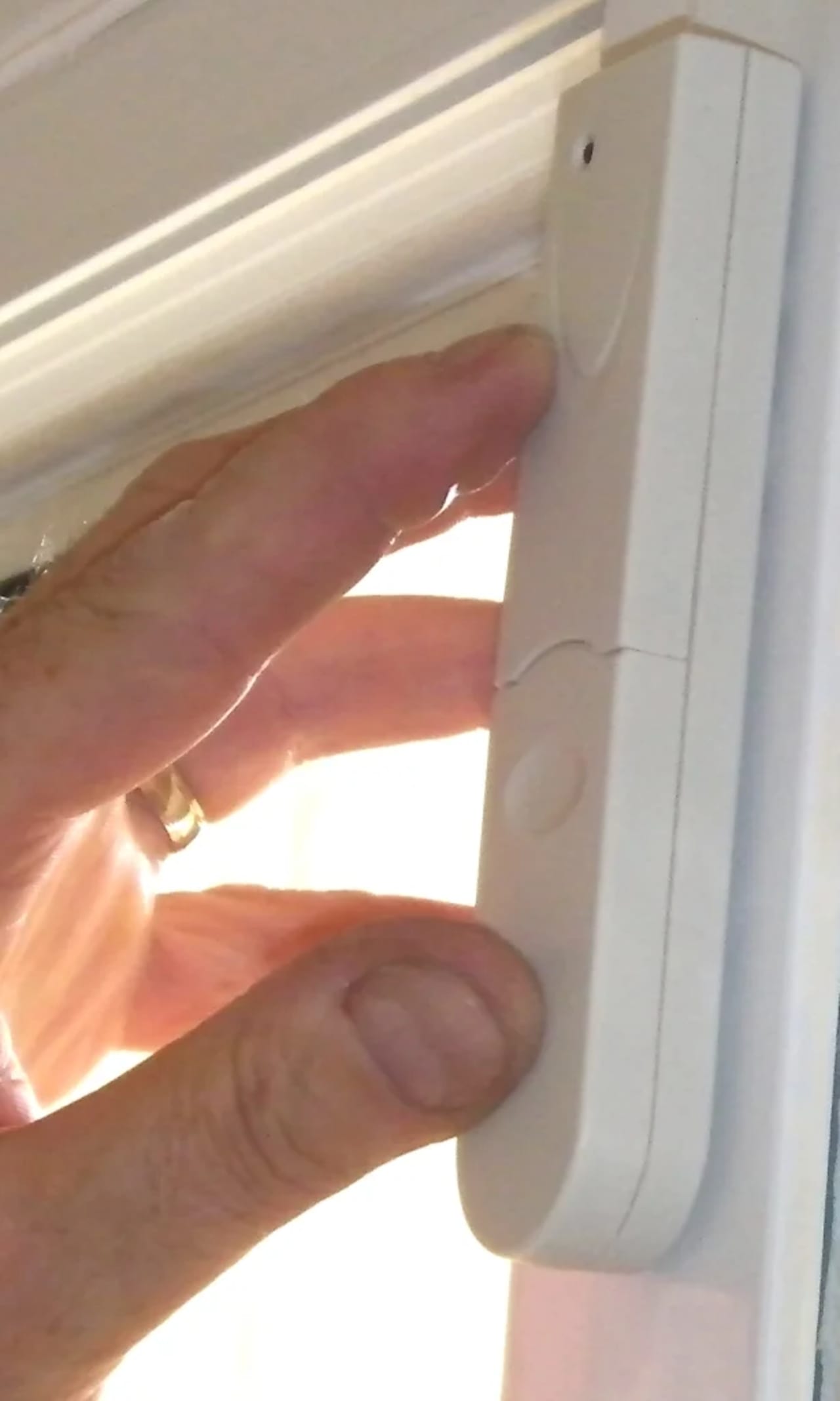 Instalação de sensor magnético sem fio em porta residencial para sistema de alarme
