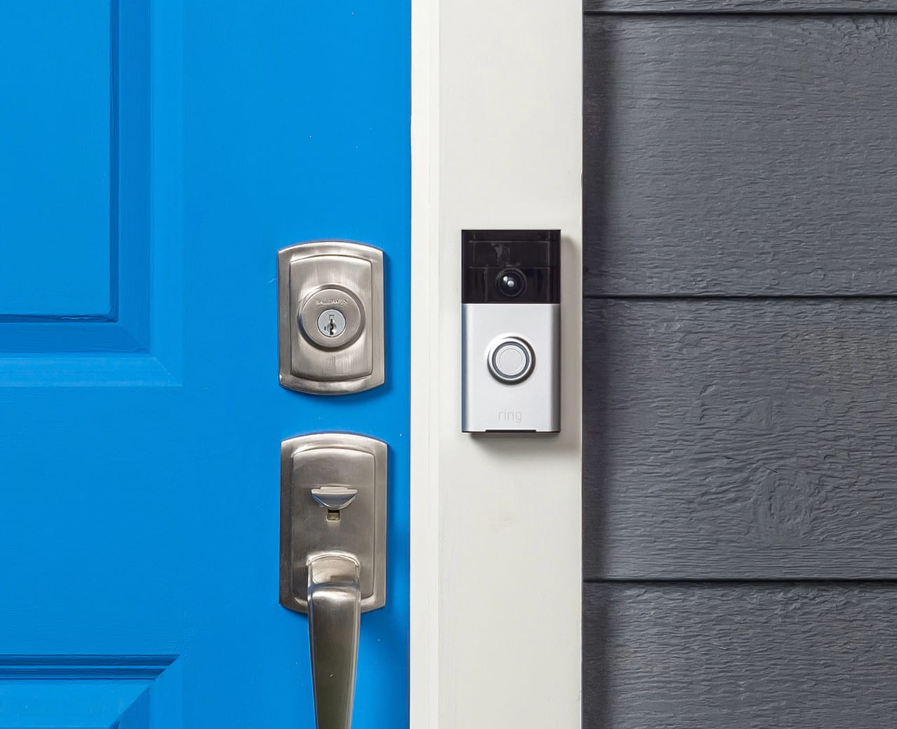 Campainha inteligente Ring instalada ao lado da porta de entrada de uma residência