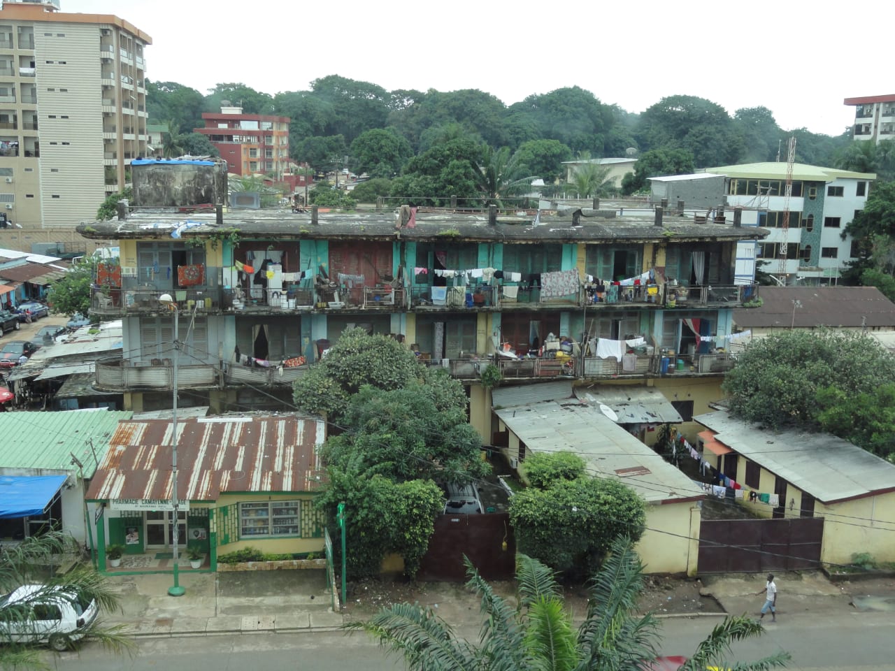 Prédio residencial com apartamentos, representando casas e apartamentos alugados com automação reversível