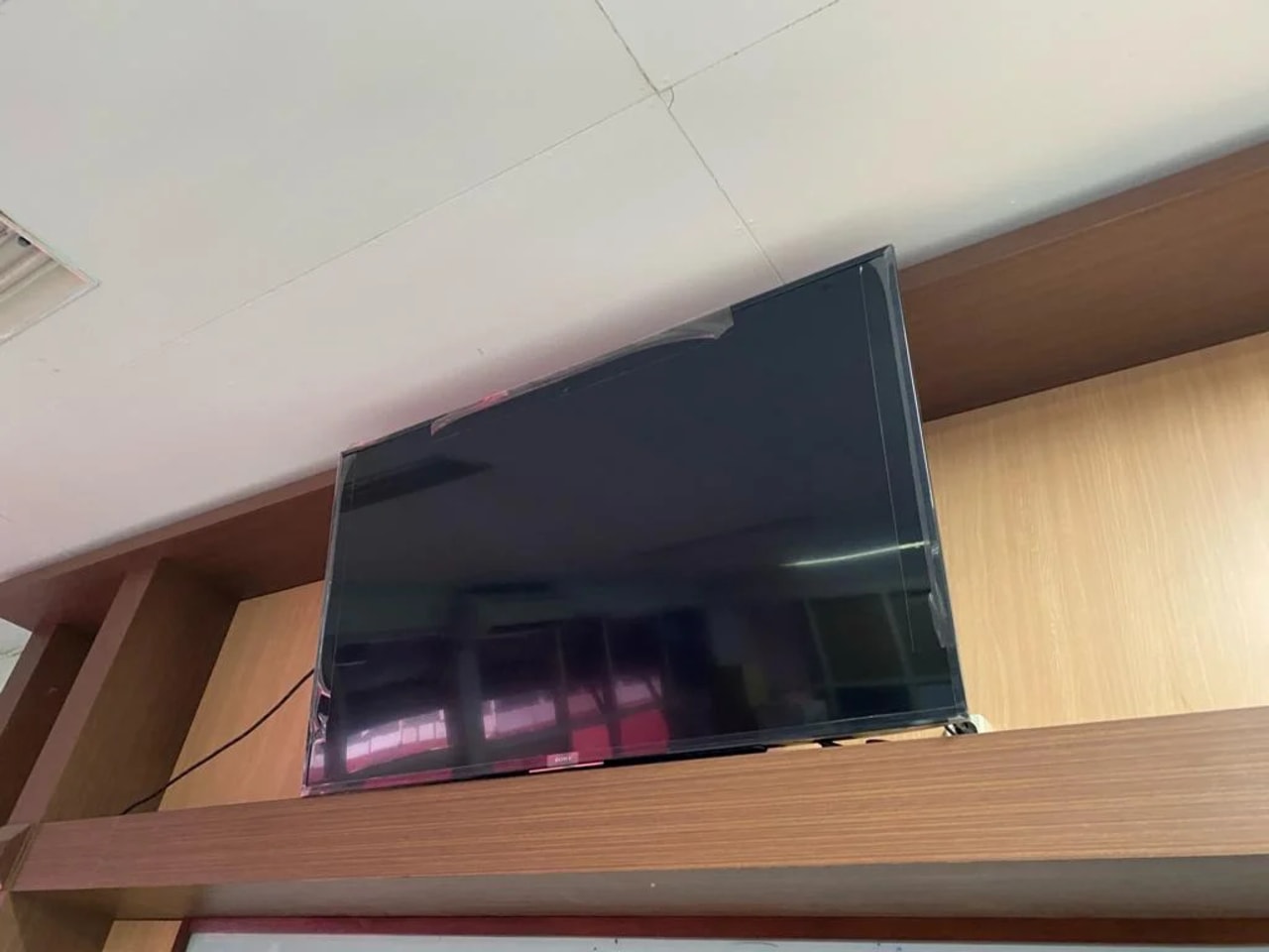 Smart TV ligada em uma sala, usada como referência para integração com Apple HomeKit e AirPlay 2