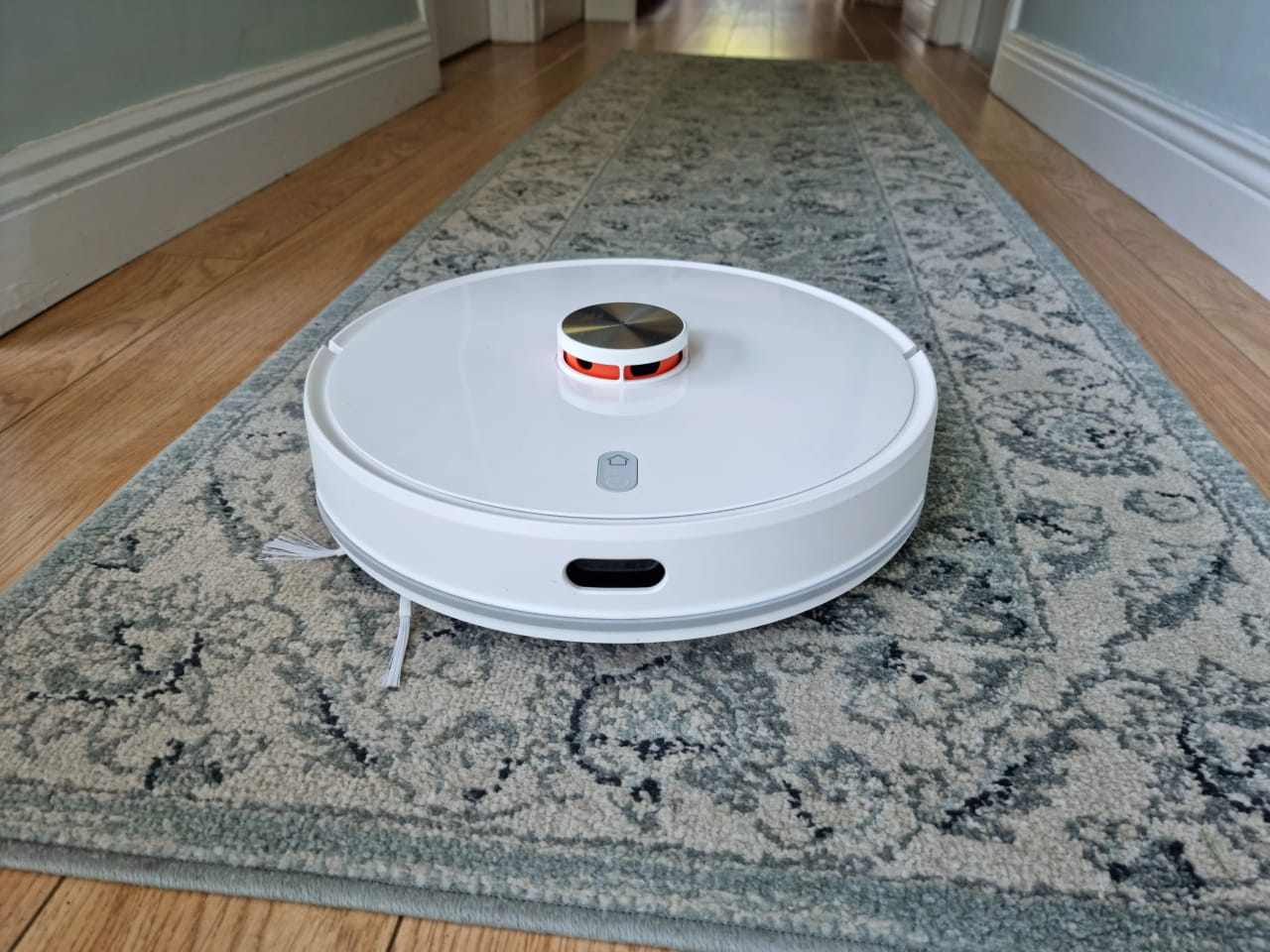 Robô aspirador com base de esvaziamento automático e navegação LiDAR em ambiente doméstico