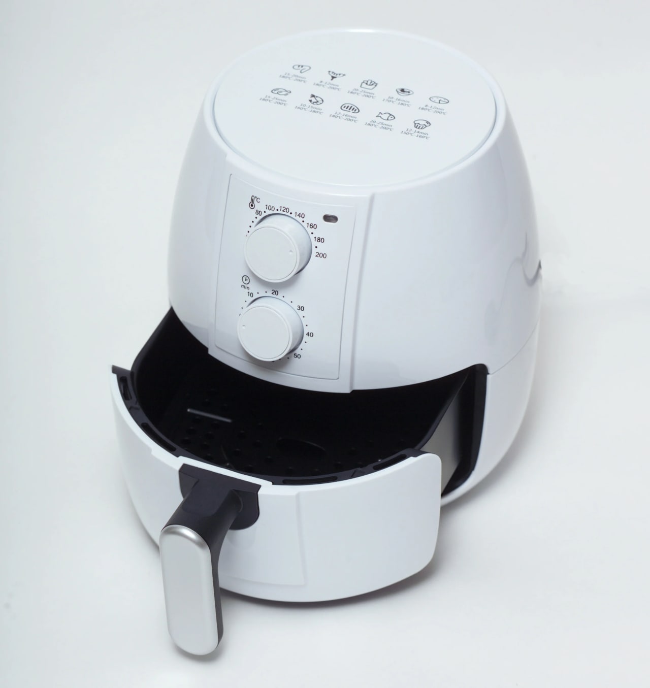 Air fryer doméstica sobre bancada, representando fritadeira elétrica inteligente com Wi-Fi