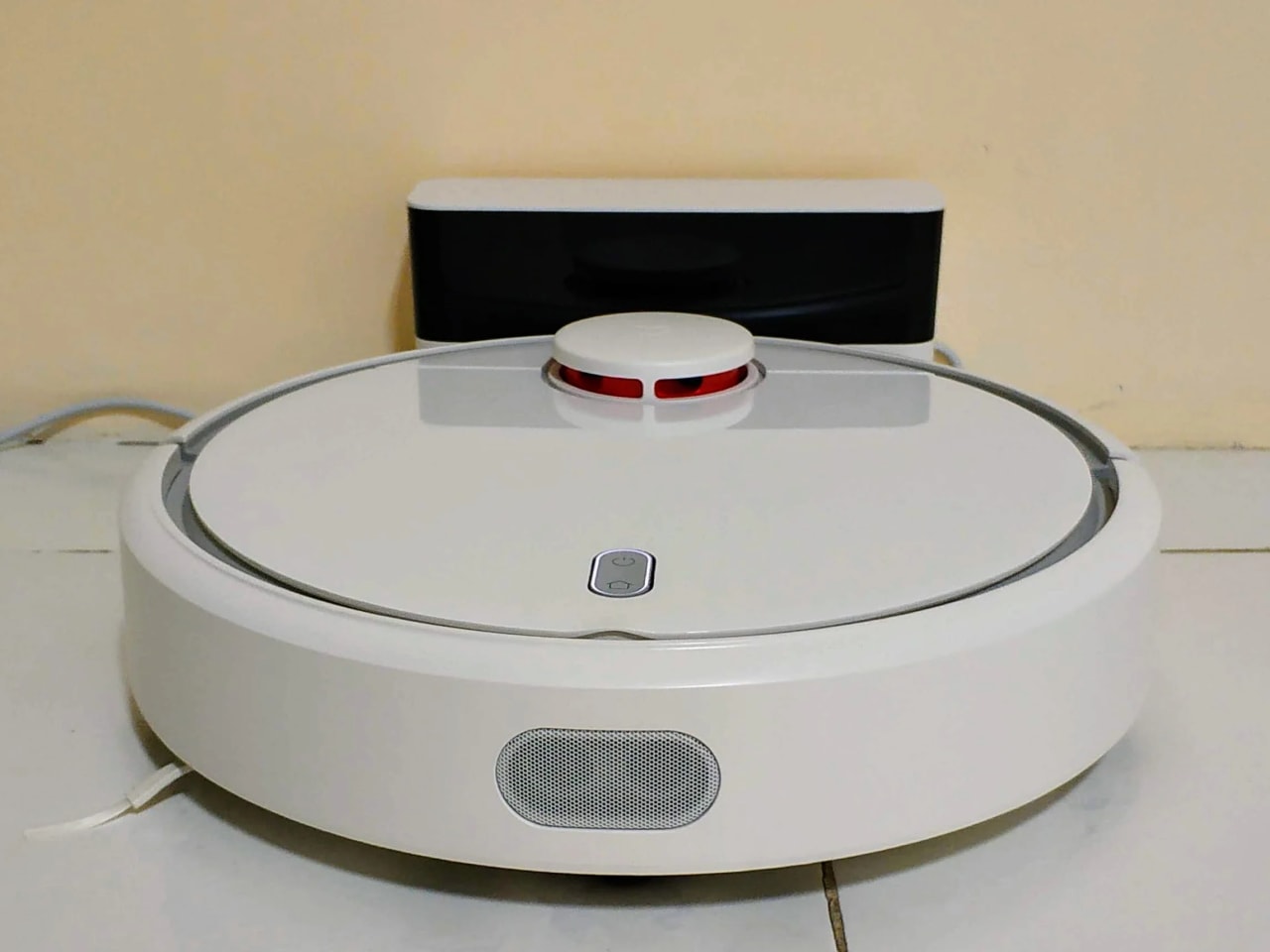 Robô aspirador Xiaomi sobre piso, representando limpeza automatizada para casas com pets