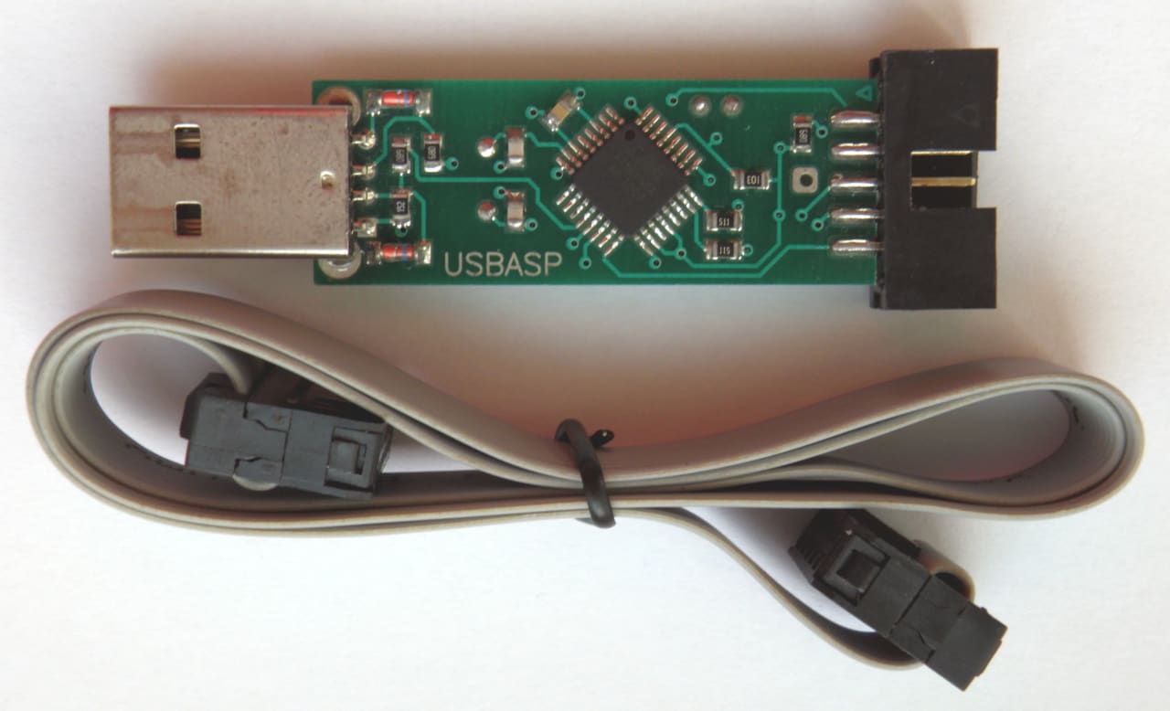 Gravador USBasp com cabo ISP, usado para gravação de firmware em microcontroladores