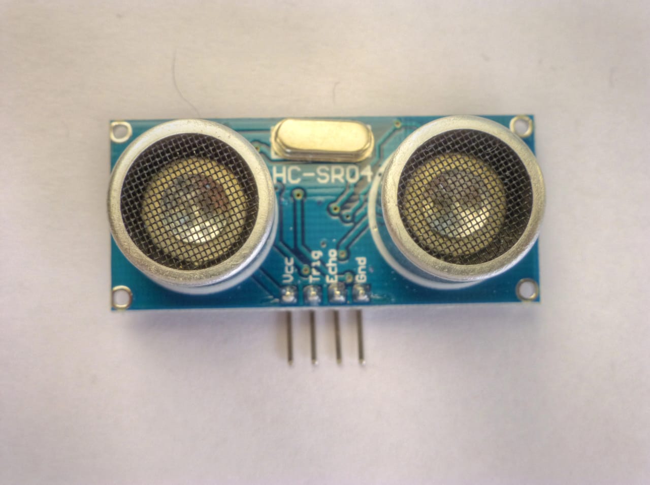 Sensor ultrassônico HC-SR04 fotografado de frente para projetos DIY com ESP32