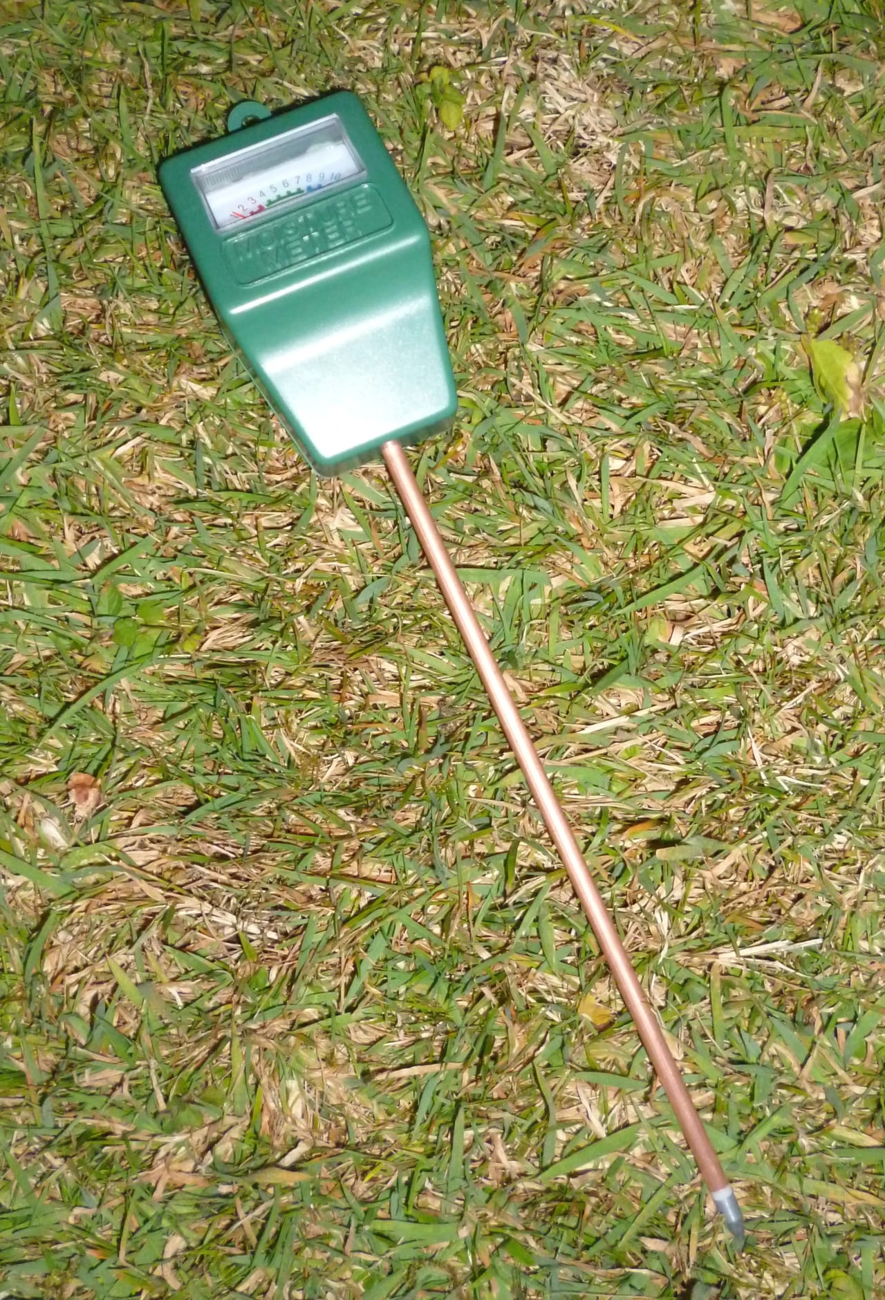 Sensor de umidade do solo conectado a fios, usado em projetos DIY de irrigação inteligente