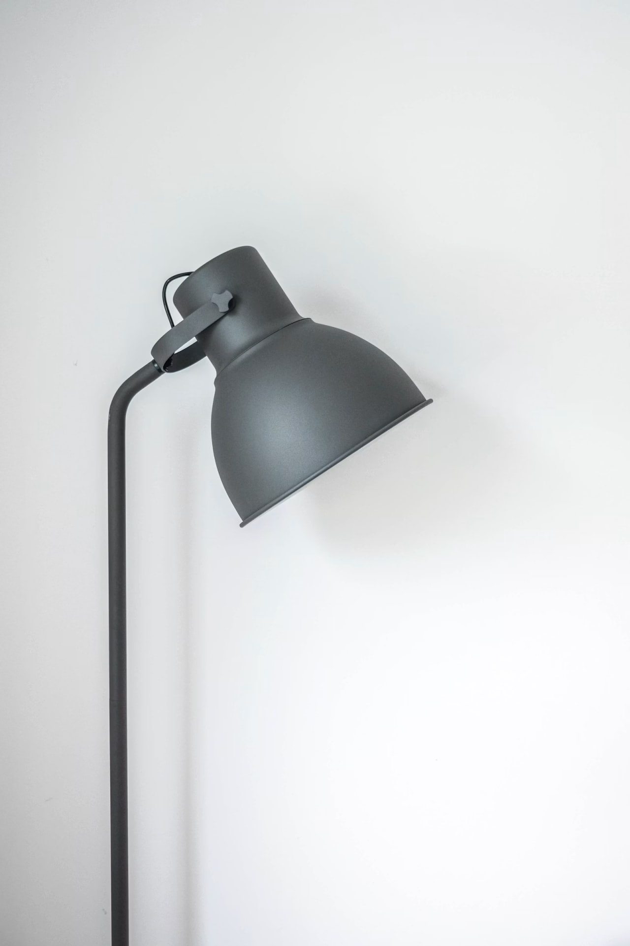 Luminária com luz quente, representando escolha de fita LED 12V ou 24V para iluminação residencial