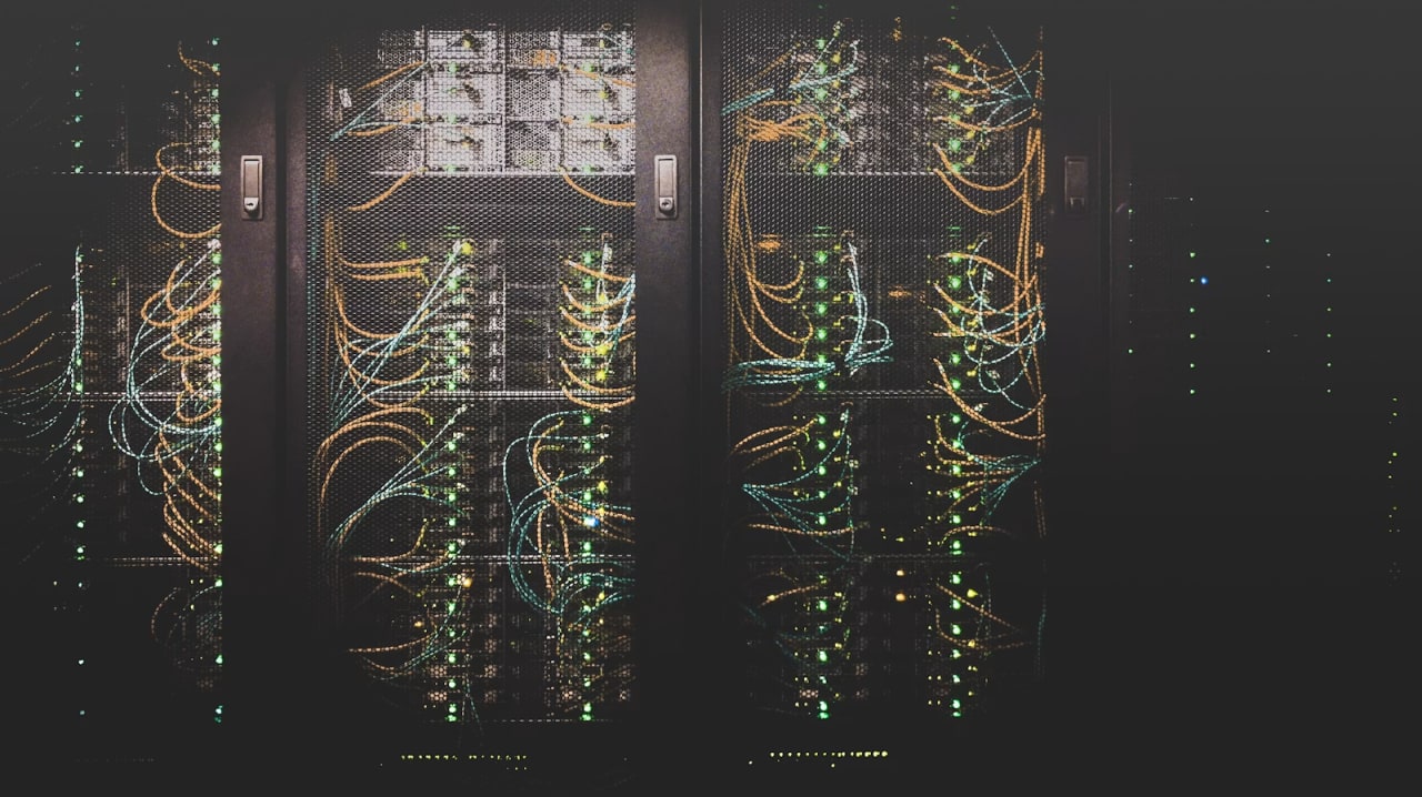 Rack com equipamentos de rede, representando switch PoE alimentando câmeras e access points