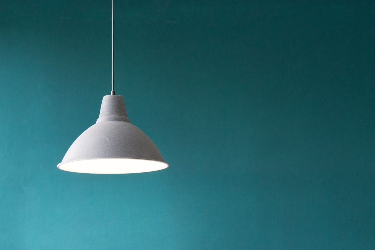Luminária acesa em ambiente interno, representando retrofit de iluminação antiga para automação