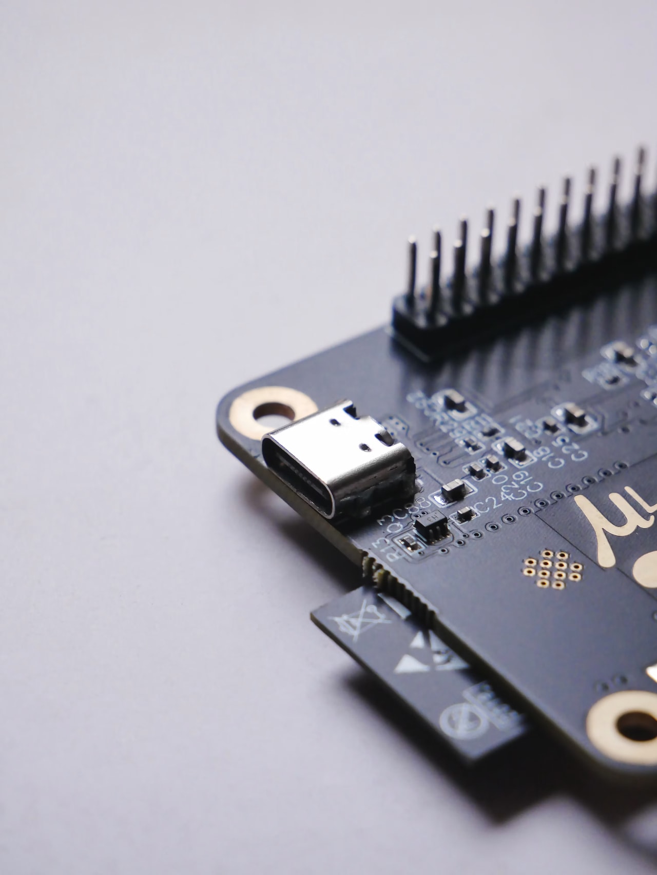 Placa microcontroladora ESP32 em close-up sobre superfície clara