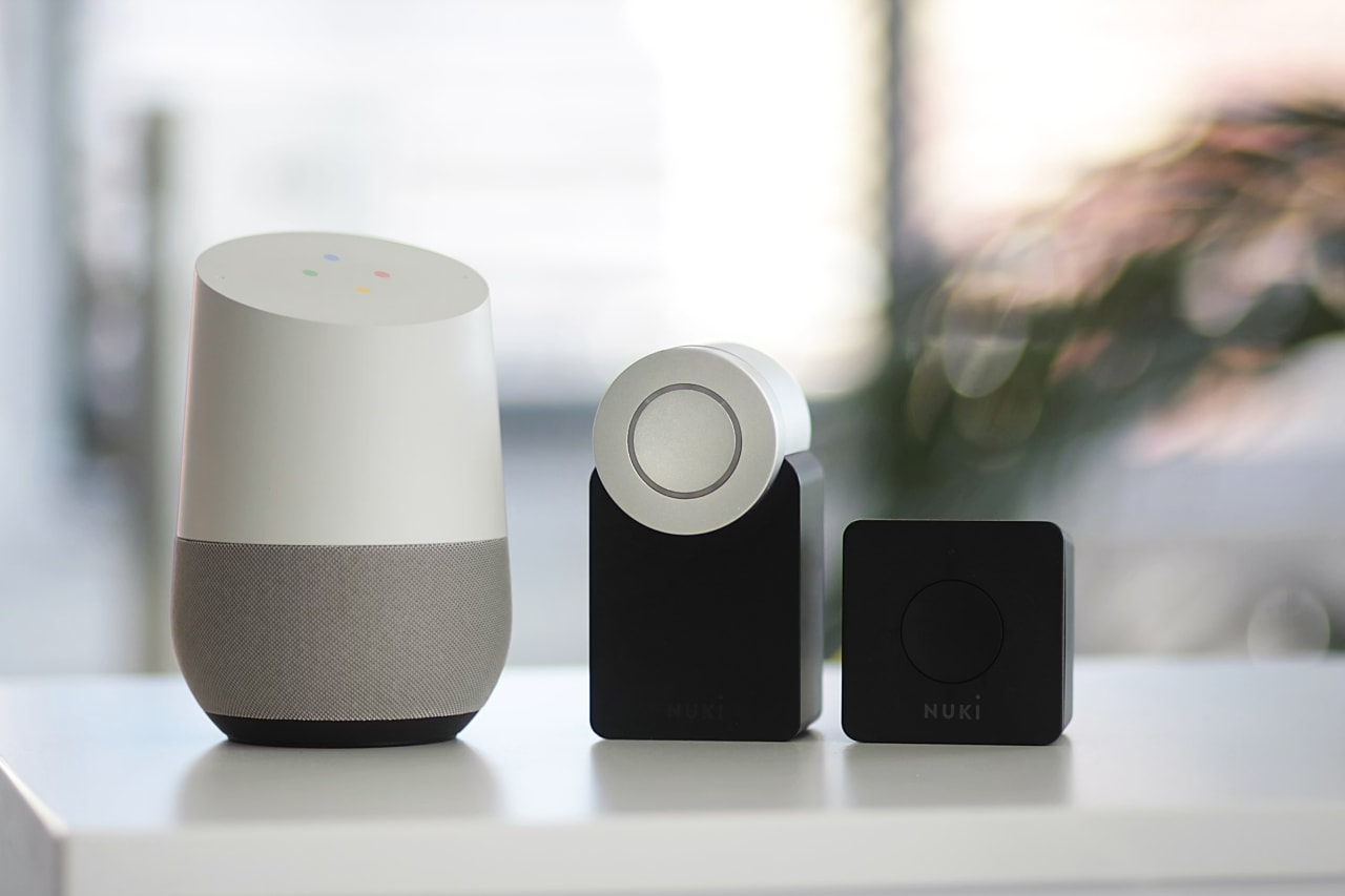 Caixa de som inteligente em uma mesa, usada para comandos de voz na casa conectada