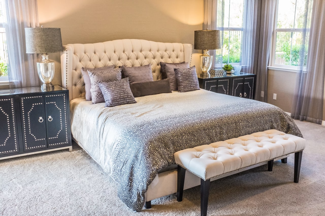 Quarto com cama arrumada, luz suave e atmosfera de descanso