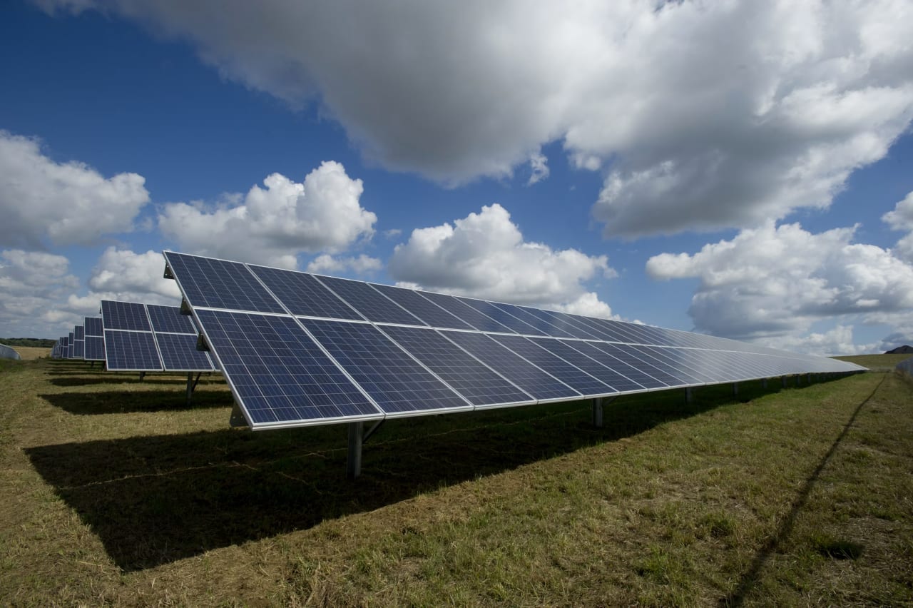 Painéis solares fotovoltaicos instalados em telhado residencial