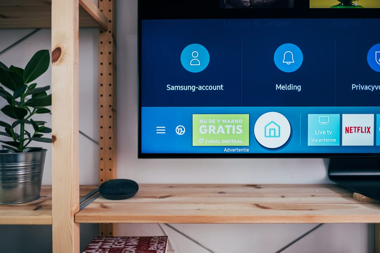 Televisão grande em sala de estar, representando Smart TV para cinema em casa