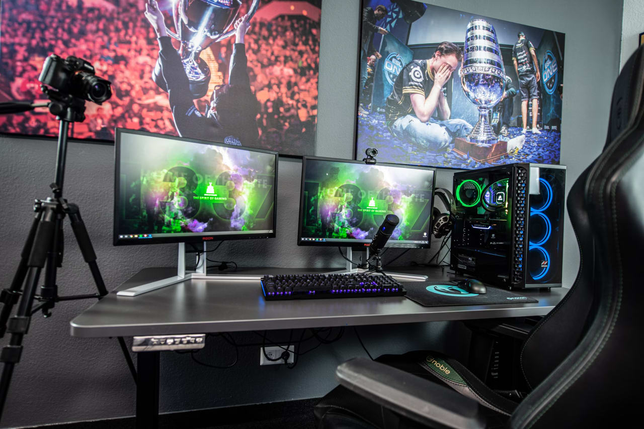 Setup gamer com iluminação colorida, representando fitas RGBIC endereçáveis