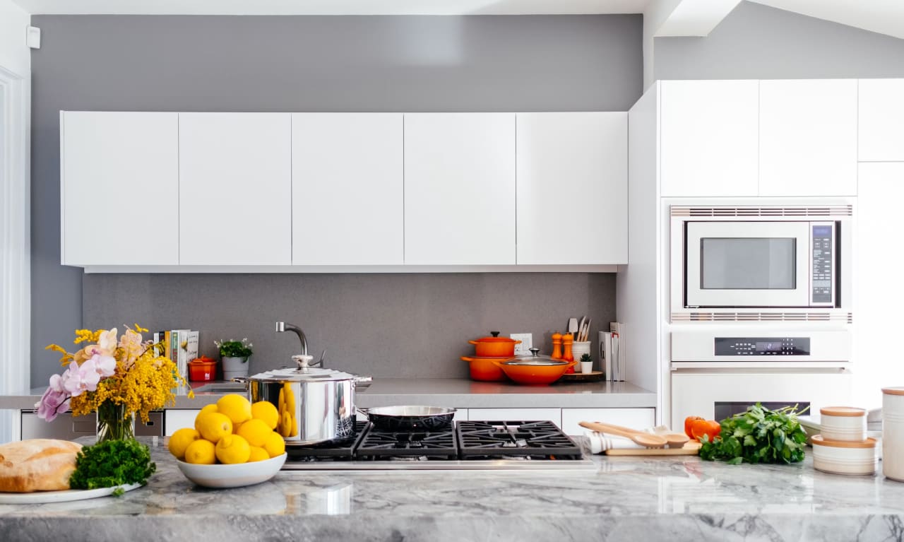 Cozinha moderna com bancada e cooktop, representando cooktop de indução e coifa inteligente