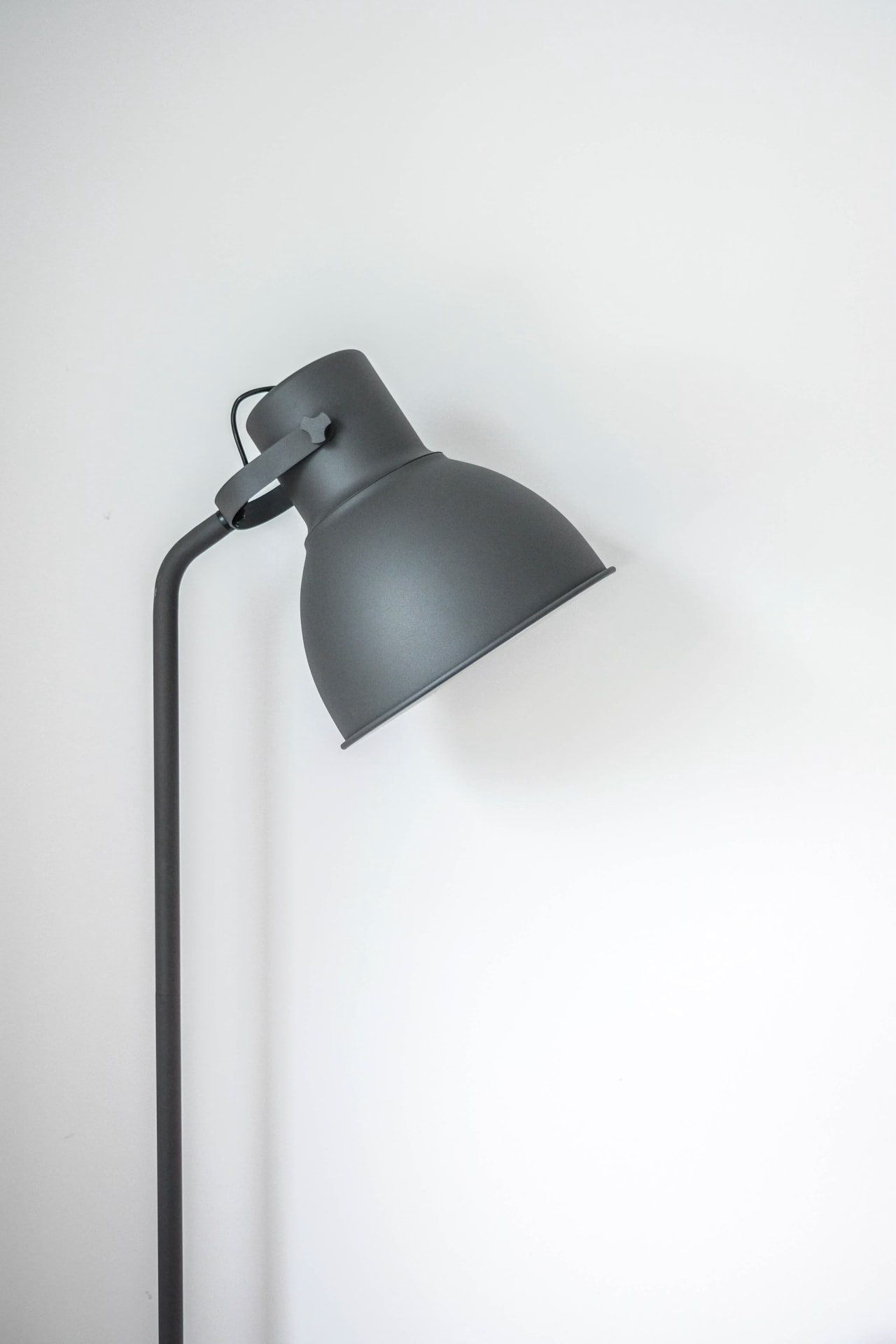 Lâmpada acesa em ambiente interno, representando sensor de luminosidade para automação