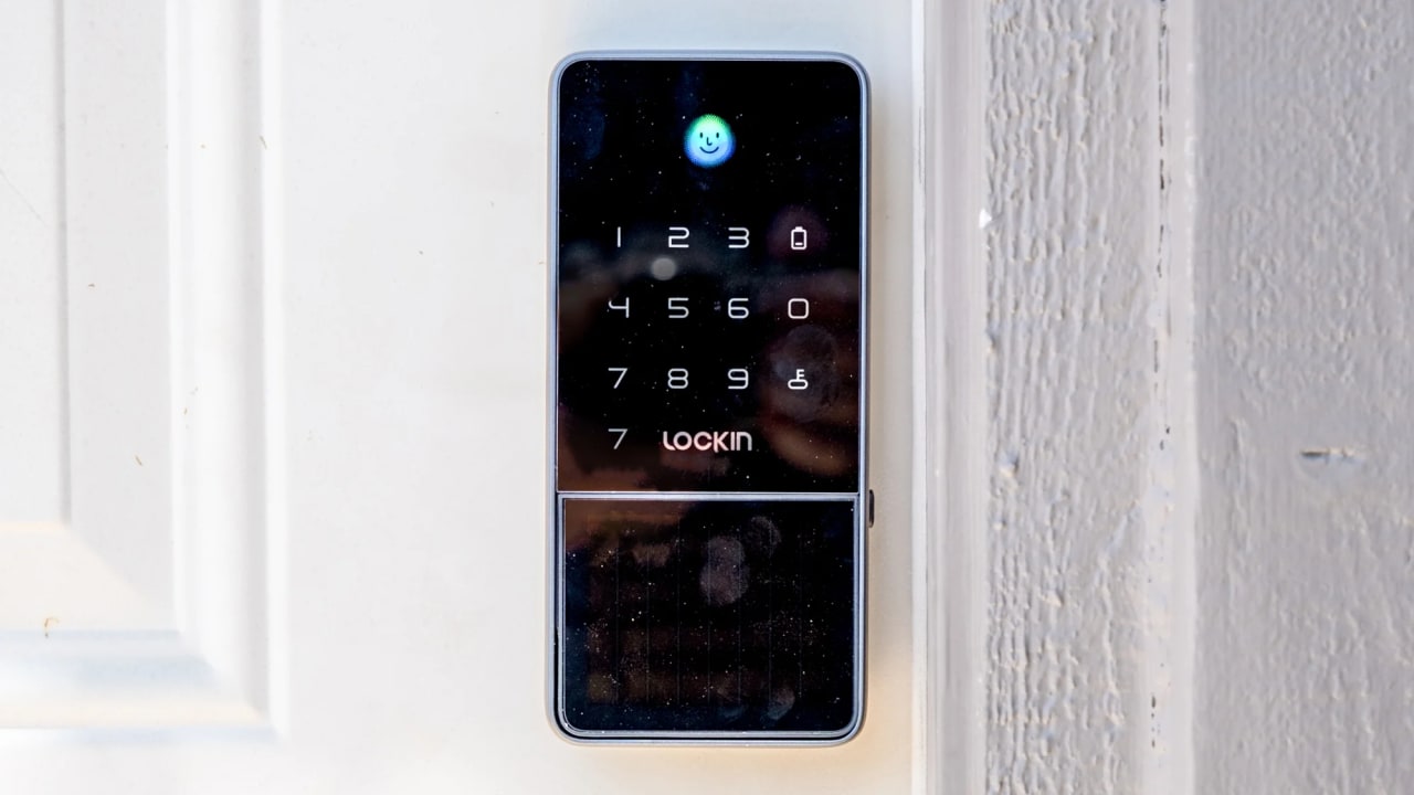 Fechadura inteligente Lockin Veno Solar instalada em uma porta externa