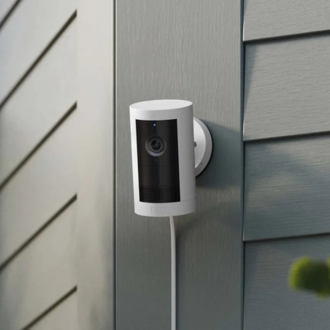 Câmera Ring Outdoor Camera 2K instalada na parede externa de uma casa