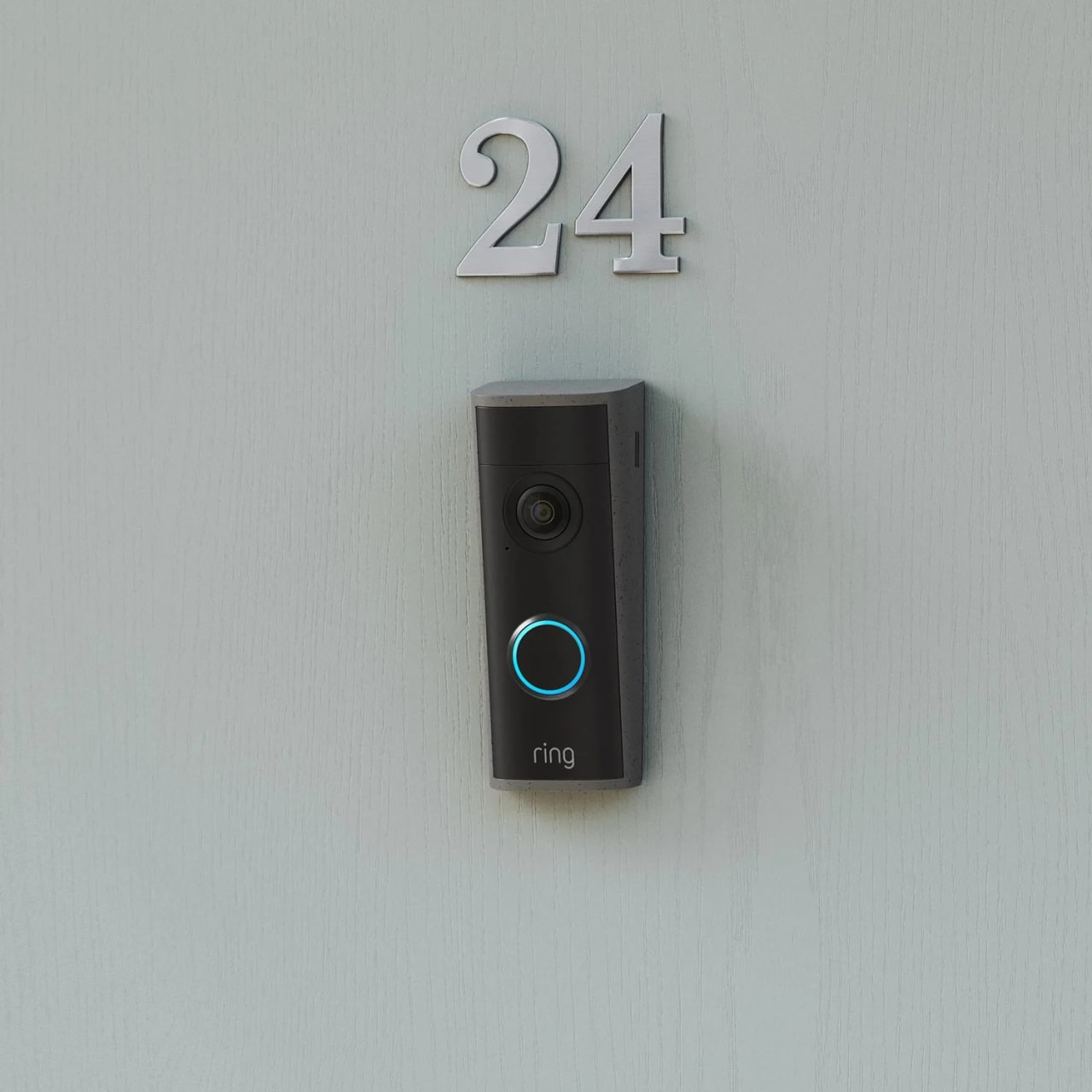 Ring Peephole Cam 2K instalada em uma porta de apartamento
