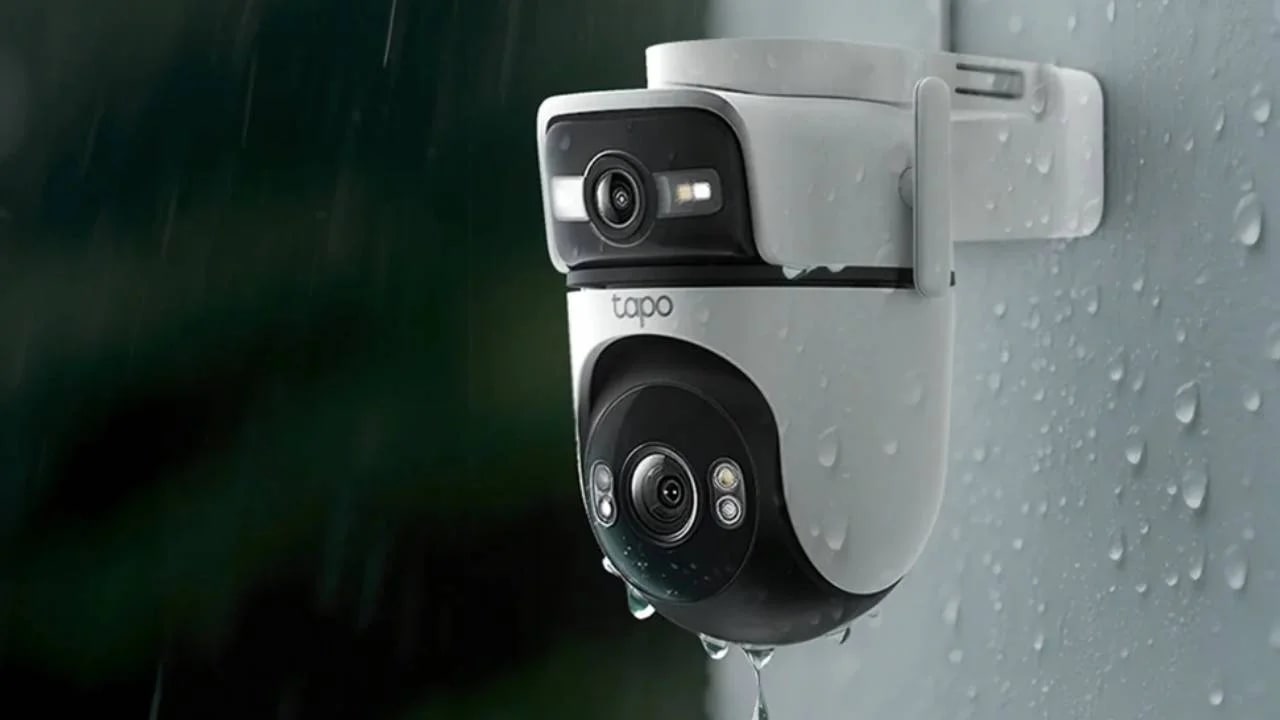 Câmera externa Tapo C575D de duas lentes instalada sob chuva