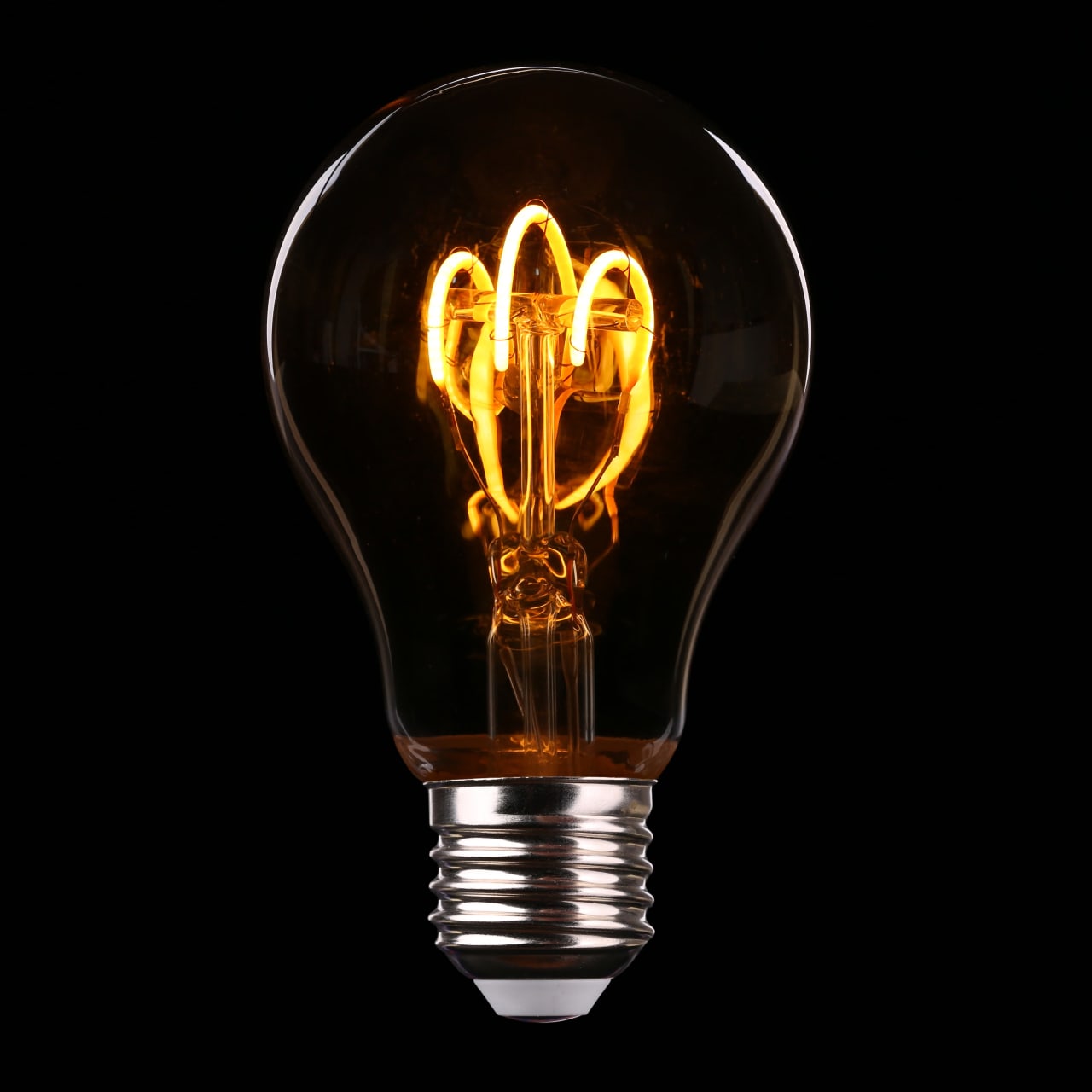 Lâmpada acesa em ambiente interno, em foto ilustrativa sobre a nova linha de iluminação Matter da Aqara