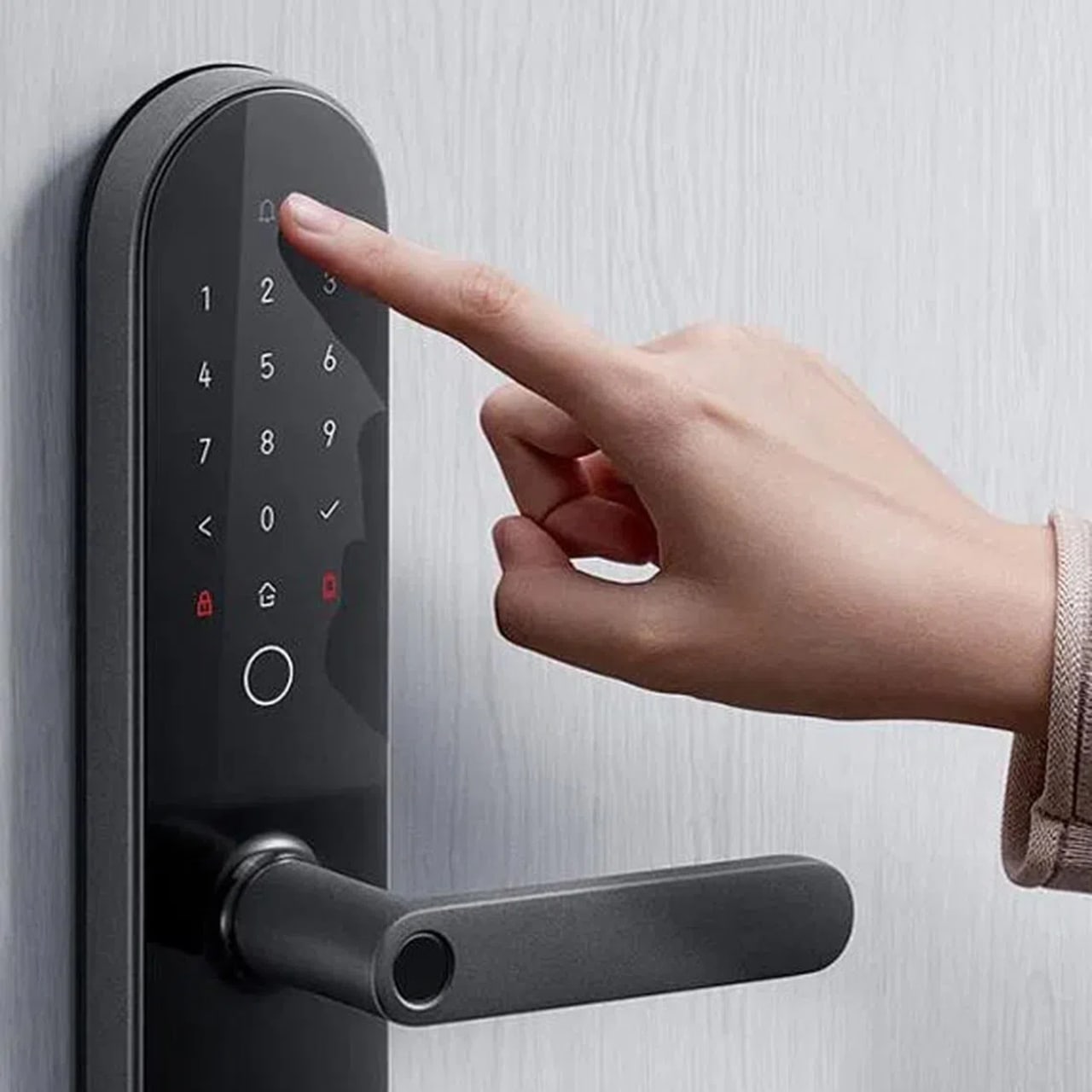 Fechadura digital com teclado e biometria instalada em uma porta, em imagem ilustrativa sobre a SwitchBot Lock Ultra Max