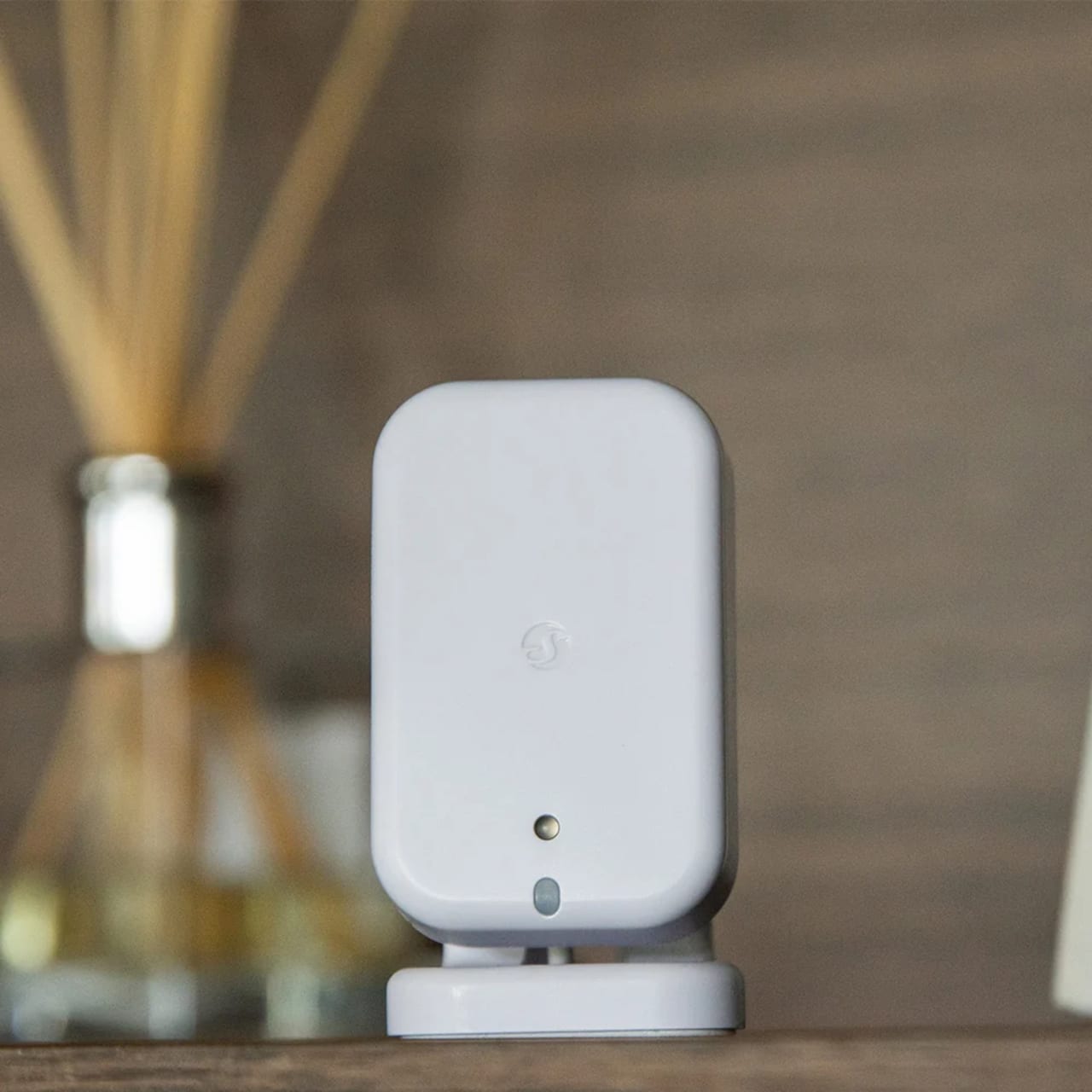 Sensor de presença Shelly Presence Gen4 branco sobre uma mesa em ambiente interno