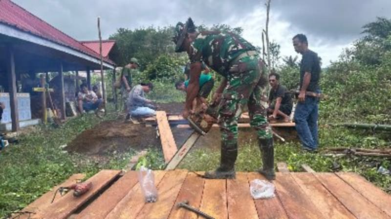 Satgas TMMD Tunjukkan Kepedulian, Bantu Prosesi Pemakaman Warga di Kampung Linggang Amer Satgas TMMD Tunjukkan Kepedulian, Bantu Prosesi Pemakaman Warga di Kampung Linggang Amer