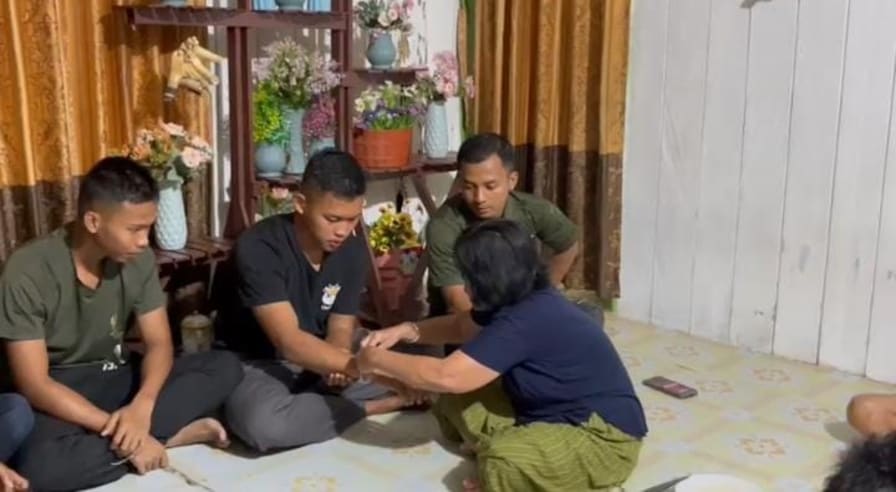 Sebelum TMMD Selesai, Warga Kampung Tering Lama Pasangkan Gelang kepada Satgas sebagai Simbol Kekeluargaan