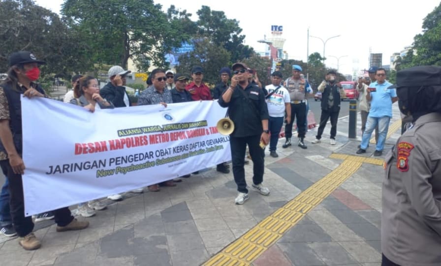 Aksi Massa di Polres Depok Tuntut Hentikan Peredaran Obat Daftar G Aksi Massa di Polres Depok Tuntut Hentikan Peredaran Obat Daftar G