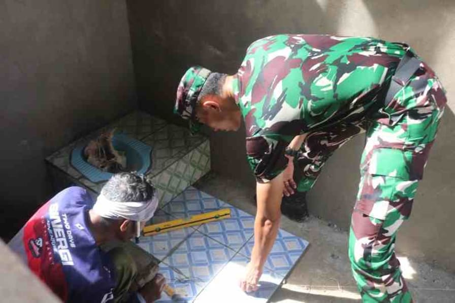 Dansatgas TMMD Wiltas Ke-127 Kodim 0912/Kubar Tinjau Langsung Pembangunan MCK di Kampung Tering Lama Dansatgas TMMD Wiltas Ke-127 Kodim 0912/Kubar Tinjau Langsung Pembangunan MCK di Kampung Tering Lama