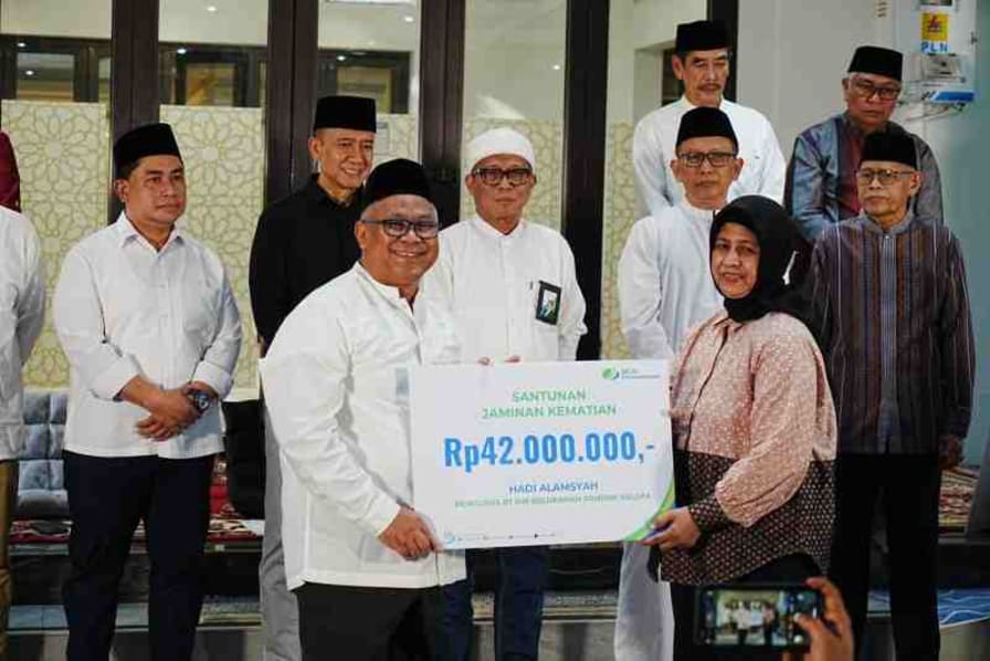 BPJS Ketenagakerjaan Serahkan Kartu Jamsostek ke Pengurus Masjid