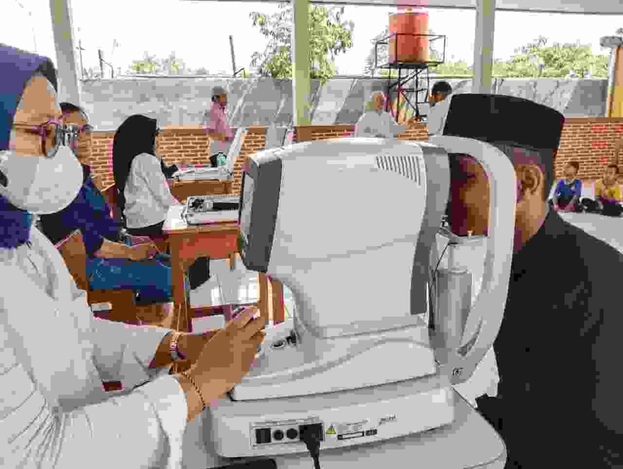 JUFI dan Yayasan Astra Gelar Wakaf Kacamata untuk Pelajar Duafa di Bantar Gebang