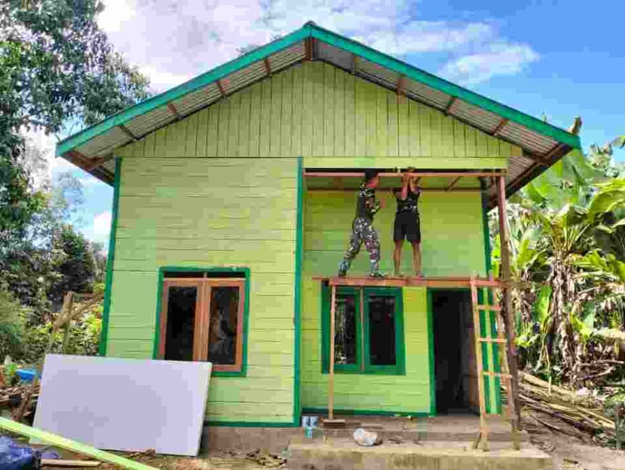 Sentuhan Akhir Satgas TMMD, RTLH Kini Tampak Lebih Cantik dan Nyaman Sentuhan Akhir Satgas TMMD, RTLH Kini Tampak Lebih Cantik dan Nyaman