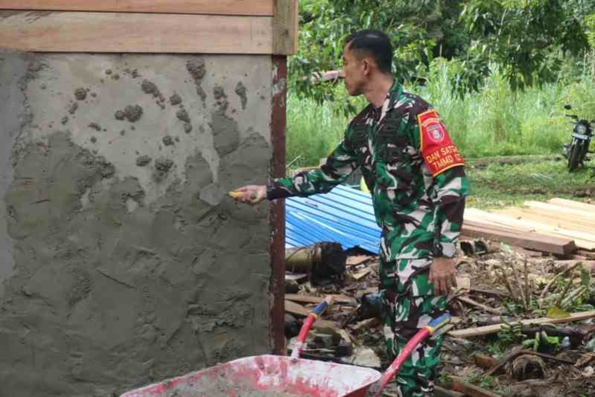 Dansatgas TMMD Turun Langsung Bantu Pekerjaan RTLH di Kampung Linggang Amer