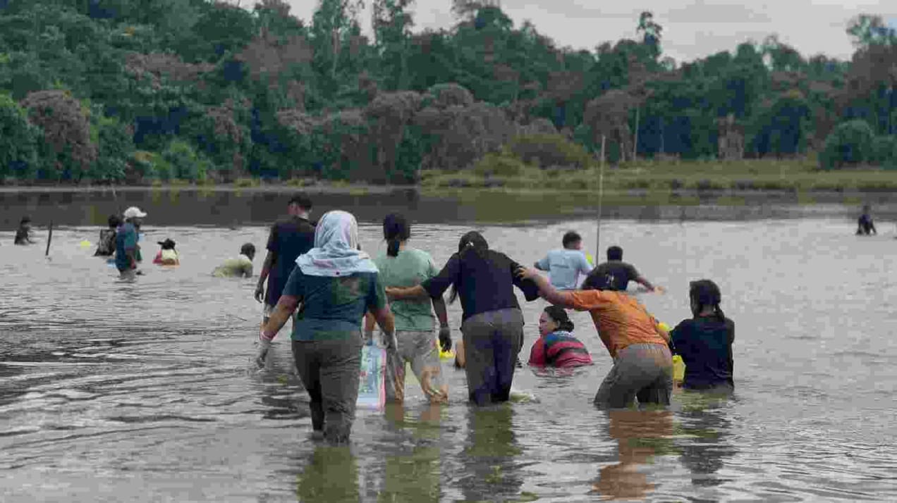 Meriah dan Penuh Kebersamaan, Satgas TMMD Wiltas Ke-127 Kodim 0912/Kubar Gelar Lomba Tangkap Ikan