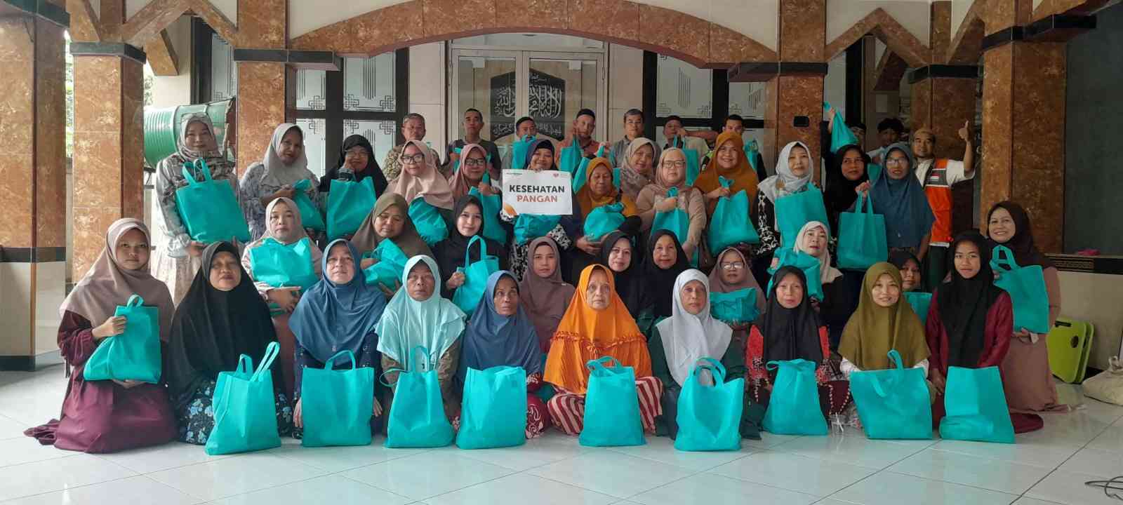 Rumah Zakat Depok Bagikan 50 Paket Sembako Lewat Program “Kesehatan Pangan” di Desa Rawa Panjang
