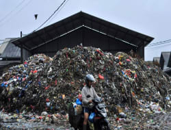 Semrawut Pengelolaan Sampah Depok, Cacat Hukum hingga Potensi Kuras APBD