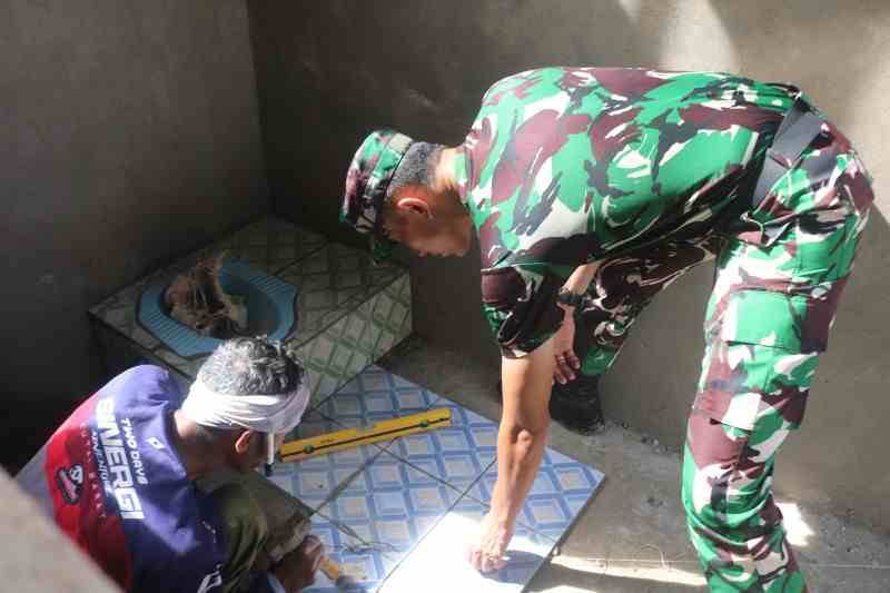 Dansatgas TMMD Wiltas Ke-127 Kodim 0912/Kubar Tinjau Langsung Pembangunan MCK di Kampung Tering Lama Dansatgas TMMD Wiltas Ke-127 Kodim 0912/Kubar Tinjau Langsung Pembangunan MCK di Kampung Tering Lama