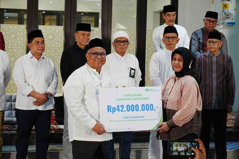 BPJS Ketenagakerjaan Serahkan Kartu Jamsostek ke Pengurus Masjid BPJS Ketenagakerjaan Serahkan Kartu Jamsostek ke Pengurus Masjid