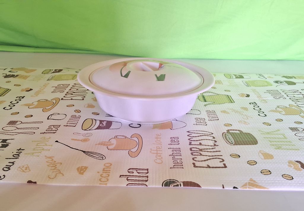 Our stylish bowl and lid not only elevate your table setting but also complement your choice of shelf liner.