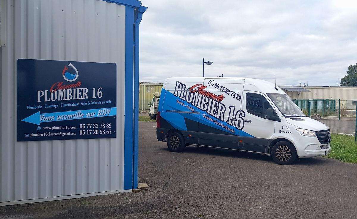 Camion Plombier 16 devant les locaux à Angoulême