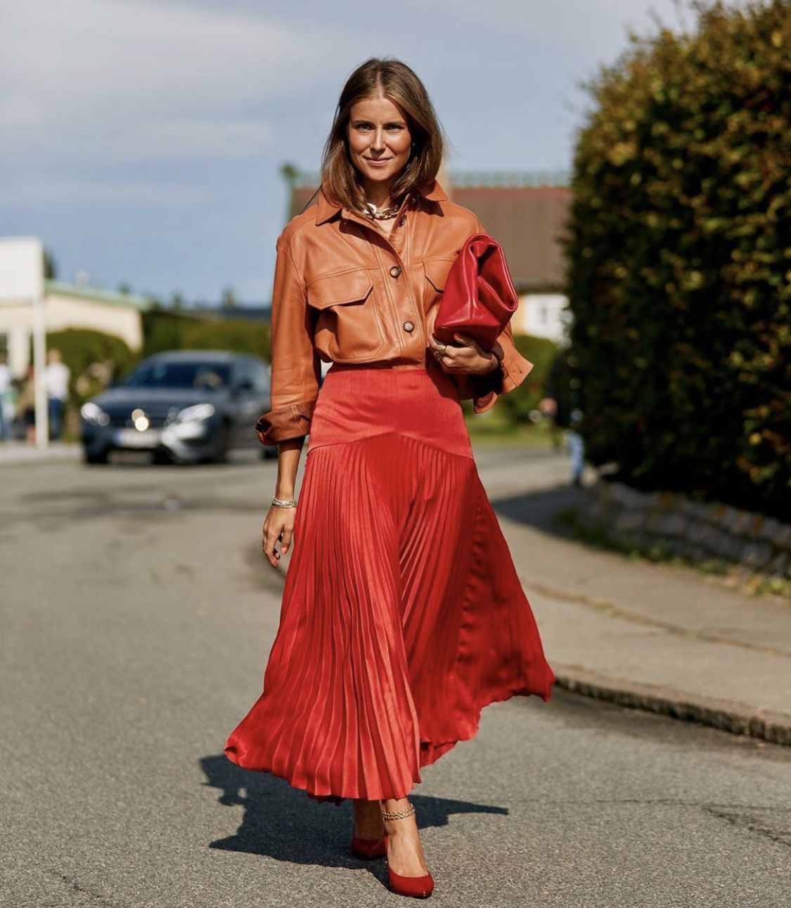 модный цвет юбки. юбка плиссе стрит стайл 2020. яркий образ. модный цвет юбки. модный цвет юбки.