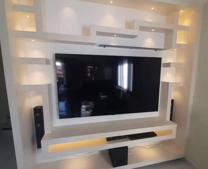 Painel de TV e nichos decorativos embutidos em drywall com acabamento fino