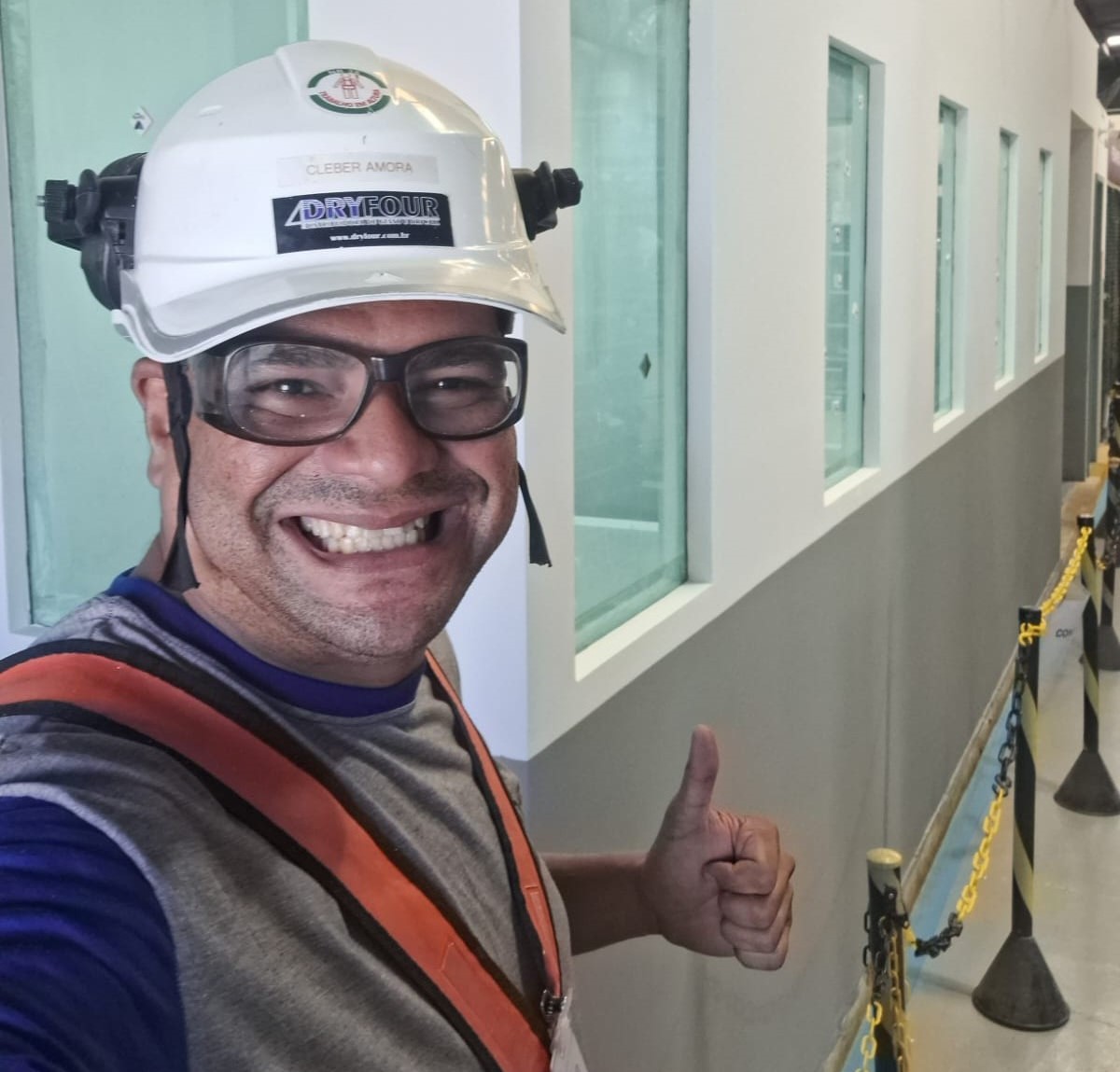 Profissionais da 4DRYFOUR realizando instalação de Drywall e Steel Frame com precisão