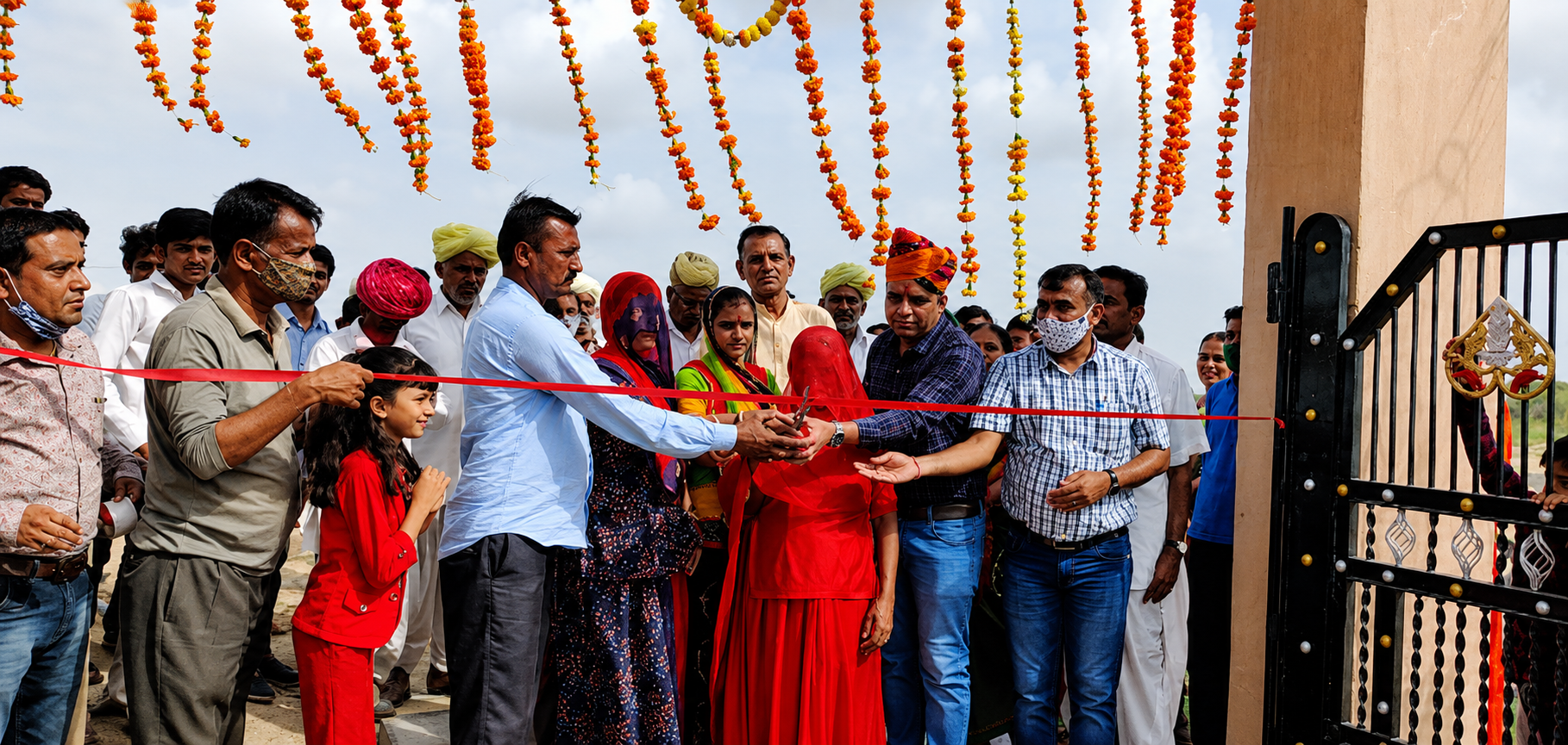 नवीन भवन के उद्घाटन समारोह में फीता काटते हुए
