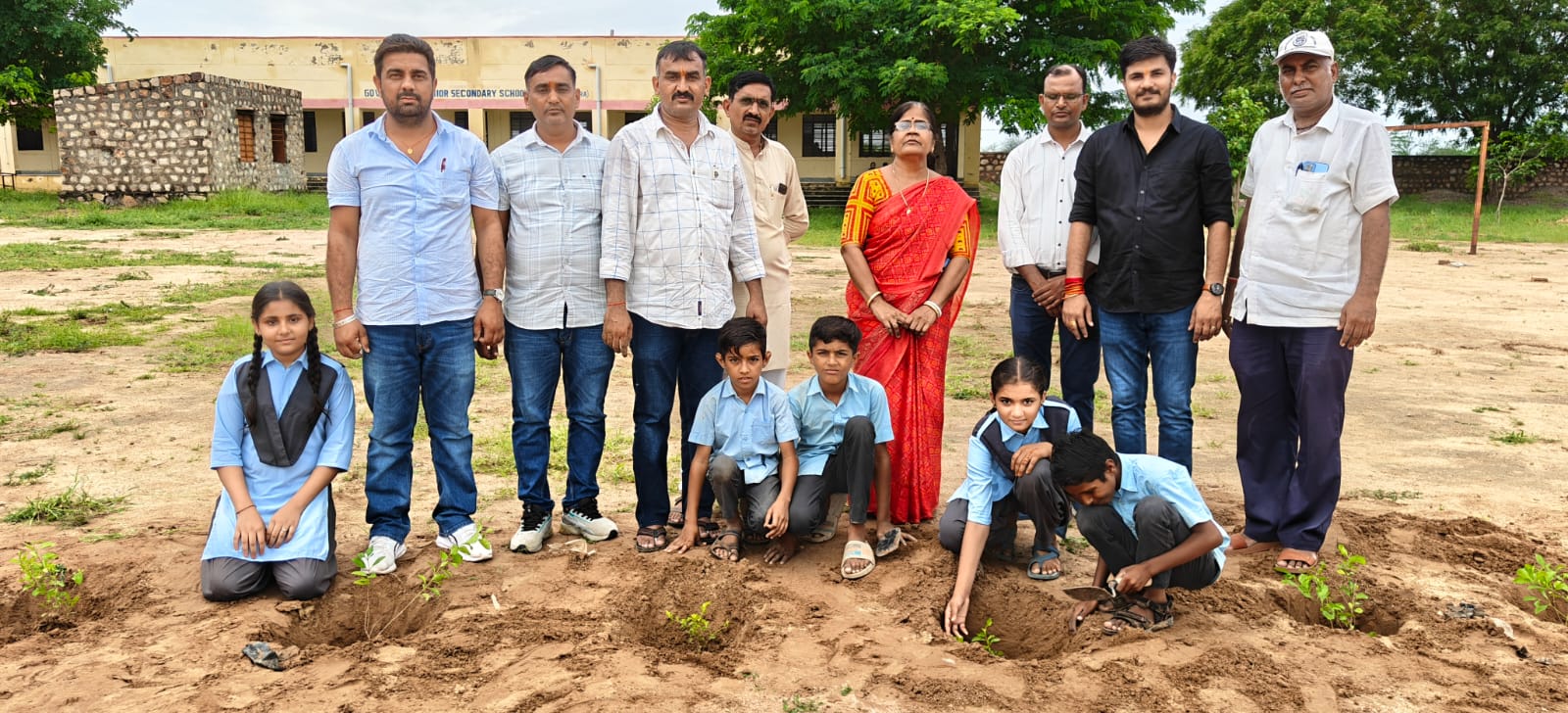 विद्यालय परिसर में विद्यार्थियों और ग्रामीणों के साथ समूह फोटो