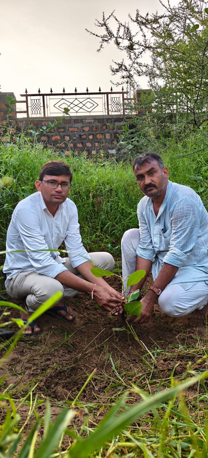 वृक्षारोपण अभियान के दौरान पौधा लगाते हुए
