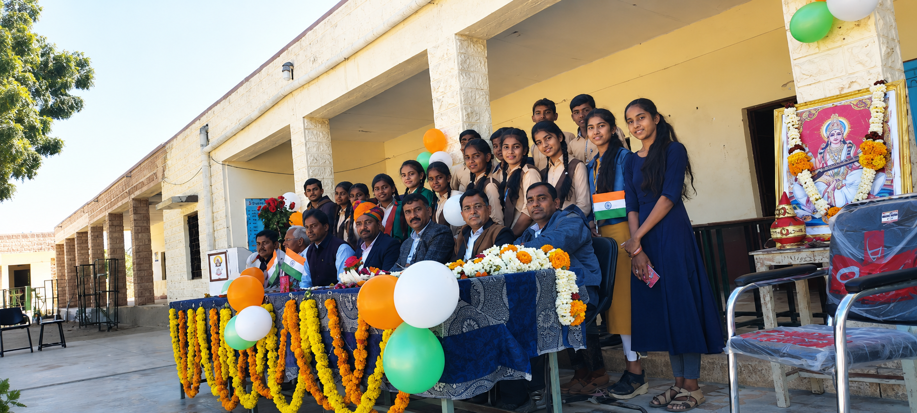 विद्यालय समारोह में विद्यार्थियों एवं शिक्षकों के साथ कार्यक्रम